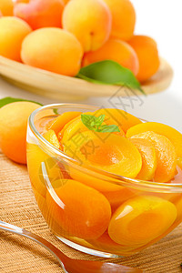 一碗杏子酱玻璃甜点静物罐头糖浆罐装水果食物高清图片