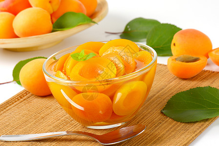 一碗杏子酱罐头静物罐装糖浆水果甜点食物玻璃背景图片