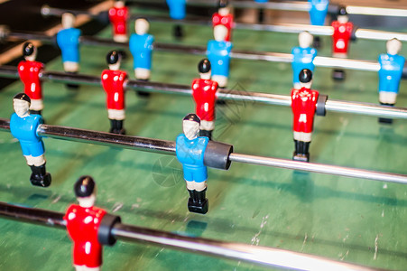 红球和蓝球运动员足球桌 足球比赛桌活动塑料玩具娱乐游戏运动球员享受蓝色团队背景图片