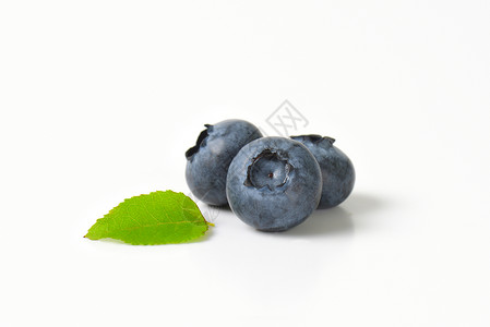 三个新鲜蓝莓浆果食物背景图片