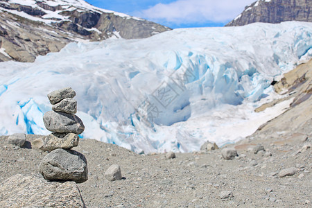 挪威的堆积岩石环境石头白色旅行金字塔平衡冰川高清图片