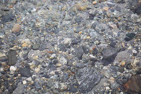 鹅卵石在水中岩石卵石背景图片