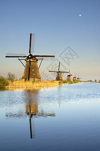 拉瑟Kinderdijk的风车反射水资源芦苇管理小孩蓝天堤防世界遗产月亮天空背景