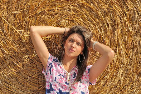 外地青年妇女农作物乡村国家场地谷物黑发滚球稻草背景图片