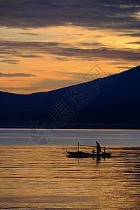 清晨的印度尼西亚渔夫高清图片