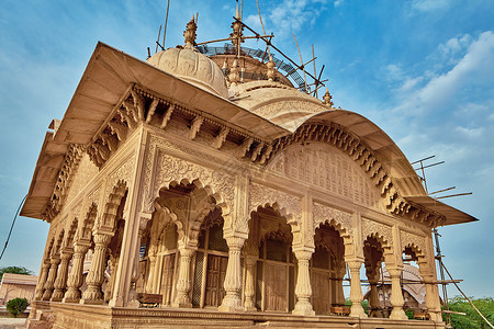 印度古代废弃的寺庙 UP入口文化旅行活动装饰品神殿楼梯地标池塘圆顶背景图片