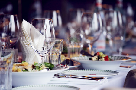 做宴席侍候食物桌布玻璃餐具白色庆典刀具派对宴会午餐背景图片