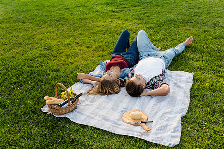 开斋日日落毯子幸福男人家庭草地面包浪漫男朋友公园背景图片