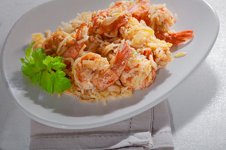 虾和大米饭拍摄文化香米饮食美食家影棚晚餐食物白色健康饮食背景图片