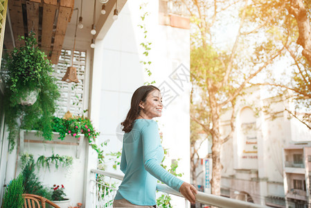 美丽的亚洲女孩享受着阳台上的清新女性福利闲暇压力生活呼吸空气背景图片