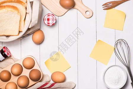白木背景的鸡蛋 牛奶和面包高清图片