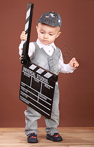 可爱的小男孩与电影的拍子快板白色男生冒充孩子情绪牛仔裤童年姿势帽子背景图片