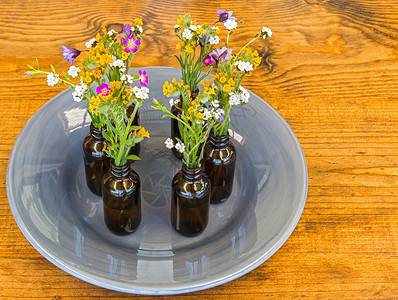 灰板 桌上有烟花和鲜花玻璃植物叶子乡村花朵盘子桌子花瓶粮食木头背景图片