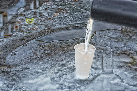 泼水成冰来自淡水淡水源的新鲜矿物水;背景