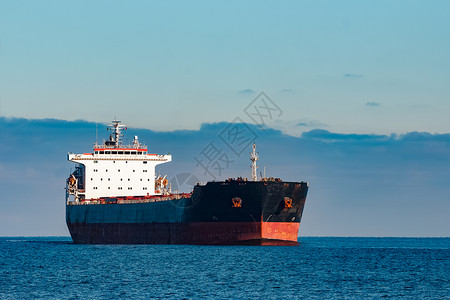 黑货货船物流血管天空红色商业航行船运运输出口黑色背景图片