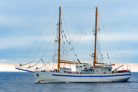 白帆船蓝色血管水手海盗帆船赛古董航行海洋运动游艇背景图片