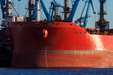 红货船装载贮存货物货运国际起重机运输加载技术物流红色背景图片