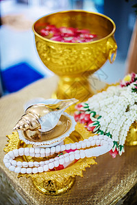 为泰国传统婚礼重新开水仪式托盘文化家庭佛教徒庆典婚姻礼物戒指新娘花环背景图片