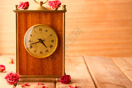 历史风格图片外观鲜花时间木头古董桌子倒数闹钟时钟警报背景图片