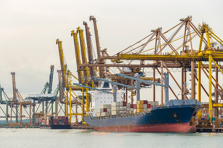 波拉德工业港口集装箱集装箱船货运船运进口货物起重机出口码头商品绳索运输背景