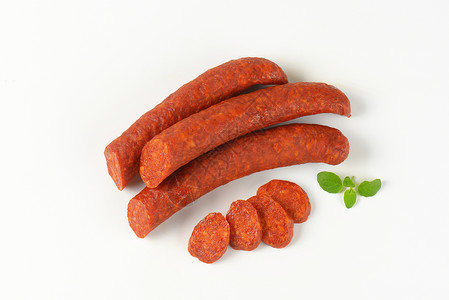 Spicy烟熏匈牙利香肠猪肉熏香辣椒高架美食熏制食物背景图片