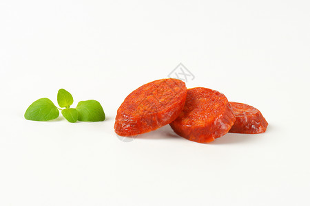 烟熏匈牙利香肠的切片美食辣椒食物熏制冷盘熏香猪肉背景图片