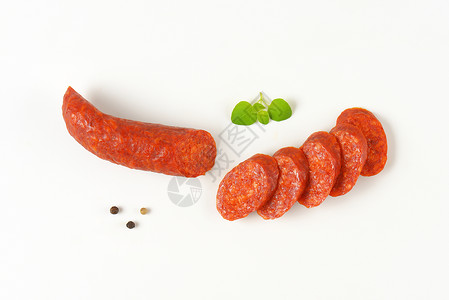 匈牙利切除的Csabai香肠熏制高架冷盘食物美食辣椒熏香猪肉背景图片