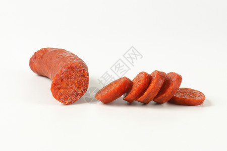 切红辣椒香肠辣椒食物熏制熏香猪肉美食冷盘背景图片