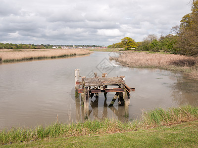 废弃旧木头浮舟的泉湖和平高清图片素材
