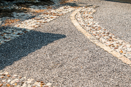 卵石路路径由石头组成房子路面白色水泥岩石地面马赛克灰色卵石铺路背景