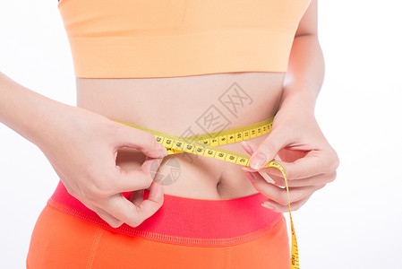 英寸健康的亚洲女性 用测量磁带在白色背景上尺寸力量身体运动重量损失衣服健身房训练女孩背景