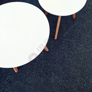 地毯地板上的圆桌白桌背景图片