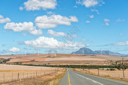 从热那登达尔到加里登的公路 路途遥远 风力农场背景