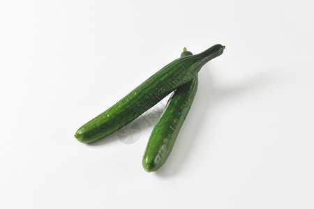 两块切黄瓜蔬菜食物背景图片
