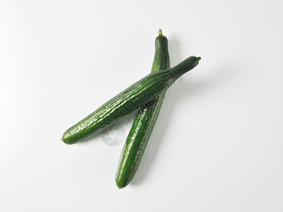 两块切黄瓜高架食物蔬菜背景图片