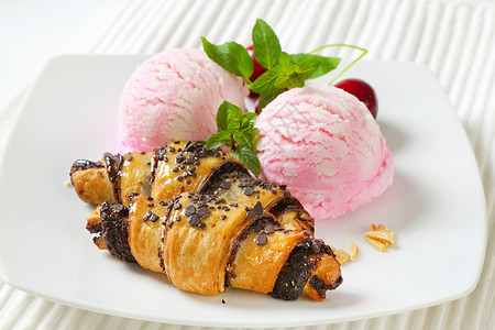 草莓樱桃冰淇淋带有冰淇淋的巧克力牛角面包糕点酥皮粉色新月甜点冰冻脆片食物可可盘子背景
