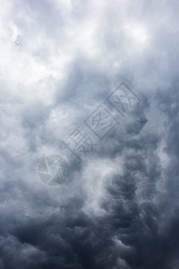 黑暗的天空与乌云密密密白色阳光云景气候气氛空气场景天气季节下雨背景图片