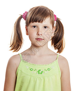 严肃冷静的姑娘白色微笑孩子童年马尾辫沉思绿色女孩福利活力背景图片