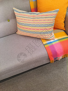 灰色和橙色调的沙发和坐垫背景图片