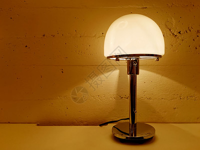 桌灯 提供温暖橙色光照背景图片