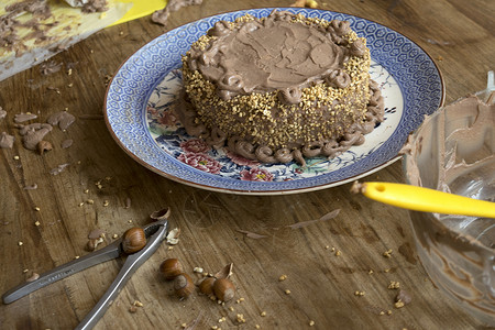用融化的巧克力准备蛋糕背景图片