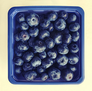 蓝莓盒蓝色正方形盒子营养小吃盘子浆果高视角食物甜点背景图片