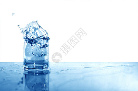 挥洒水的玻璃杯口渴活力饮料玻璃餐具液体蓝色静物盘子反射背景图片