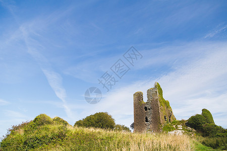 爱尔兰Meadow的城堡废墟高清图片