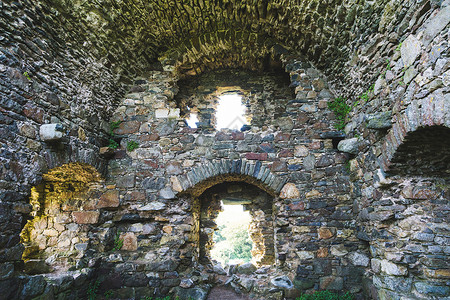 爱尔兰城堡废墟的内部内部情况高清图片