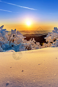 南韩冬雪覆盖的登峰造极山上全景日落童话森林爬坡季节运动荒野风景假期背景图片