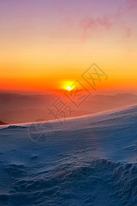 南韩冬雪覆盖的登峰造极山上荒野森林全景天空童话季节风景假期日落顶峰背景图片
