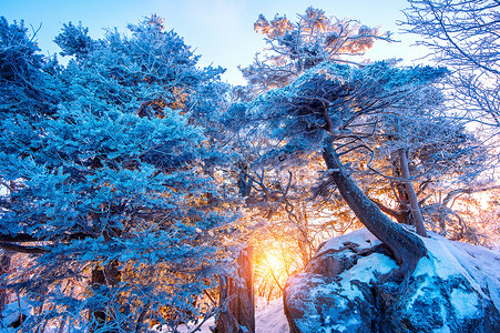 南韩冬雪覆盖的登峰造极山上风景天空顶峰假期戏剧性天气全景旅行季节运动背景图片