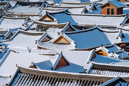 屋顶上的雪南韩冬季的青州花木村村 Jeonju传统朝鲜村庄屋顶上布满雪丘陵村庄场景建筑物蓝色公园天空雪花降雪下雪背景
