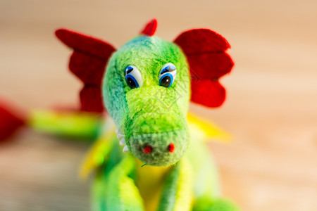 绿色三角龙玩具木制背景分离的编织龙木偶工艺玩具展示配饰孩子们乐趣礼物木头绿色背景